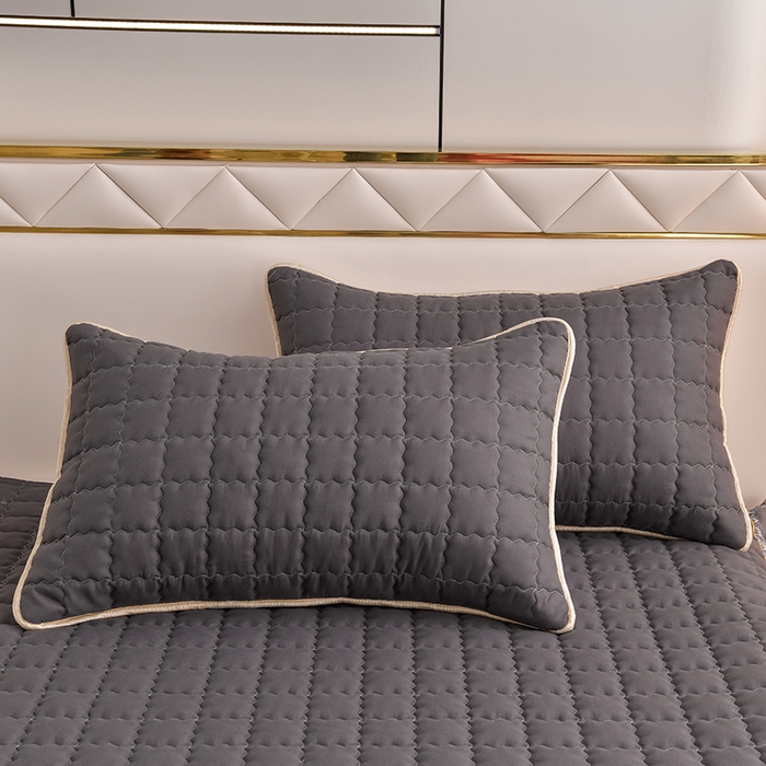 91家纺网 家纺一手货源 找家纺 艾裙海 2025新款90克磨毛夹棉绗缝床裙 深灰色