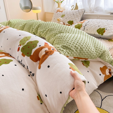91家纺网 家纺一手货源 找家纺 悦织语 2024新品加厚A面印花牛奶绒+B面牛奶绒豆豆单被套场景二 小棕熊