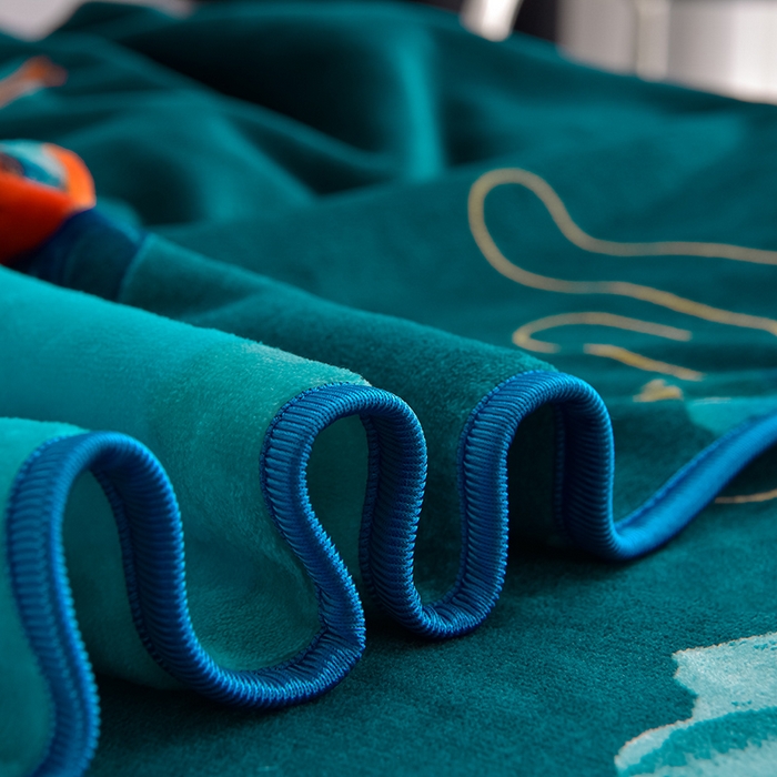 91家纺网 家纺一手货源 找家纺 佳品居 2025新款8斤床裙款牛奶绒四件套 闭花羞月