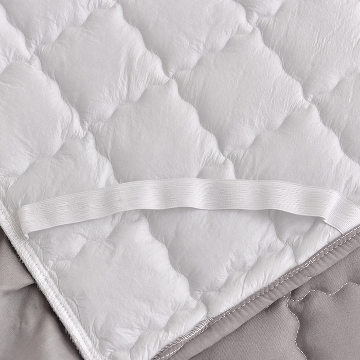 91家纺网 家纺一手货源 找家纺 艾裙海 2025新款90克磨毛夹棉绗缝床裙 浅灰色