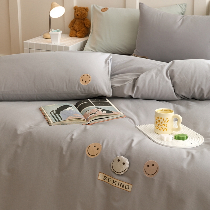 91家纺网 家纺一手货源 找家纺 艾莱家纺 2024新款全棉柔顺磨毛立体刺绣四件套--笑脸-星语 笑脸-灰色