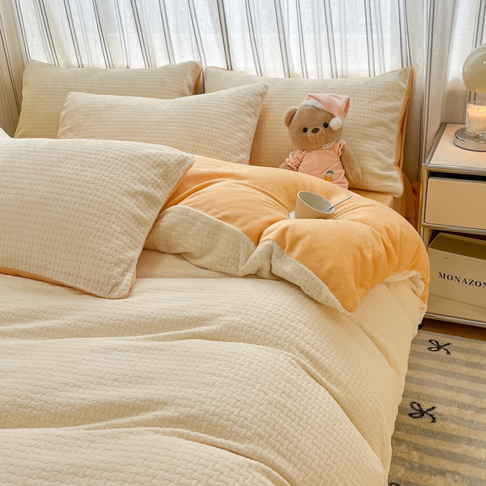 91家纺网 家纺一手货源 找家纺 绘萱家居 2025新款高克重雕花雕印纯色牛奶绒四件套双拼法莱绒珊瑚绒 华夫格-奶白橙