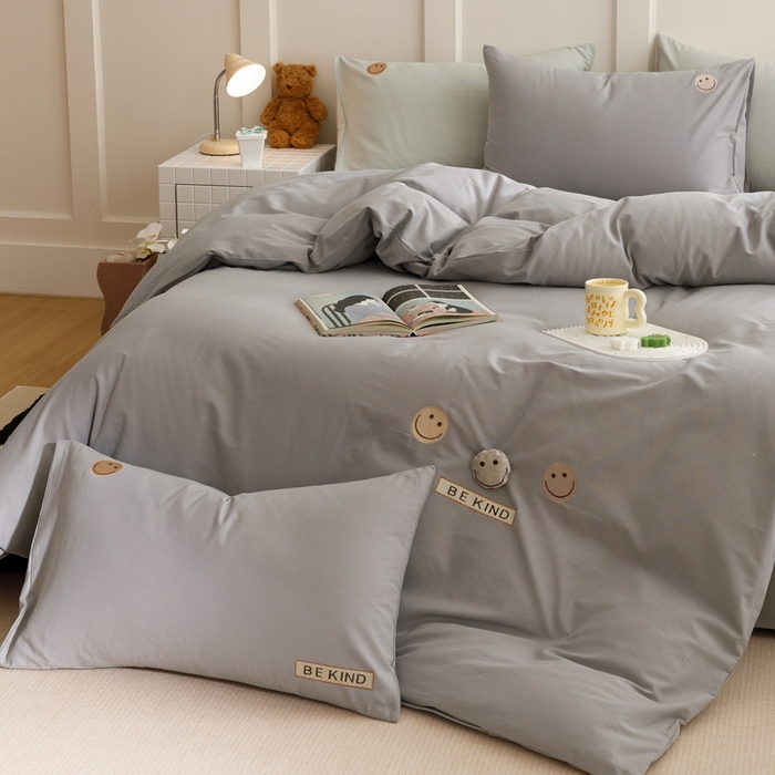 91家纺网 家纺一手货源 找家纺 艾莱家纺 2024新款全棉柔顺磨毛立体刺绣四件套--笑脸-星语 笑脸-灰色