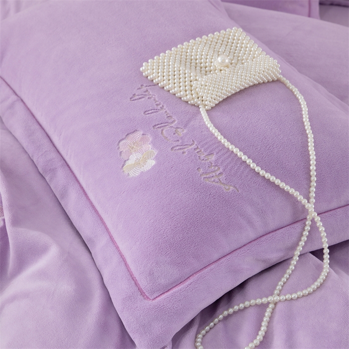 91家纺网 家纺一手货源 找家纺 优姿家纺 2025新款全消光10斤牛奶绒宽边绣花保暖四件套 花季-千代紫