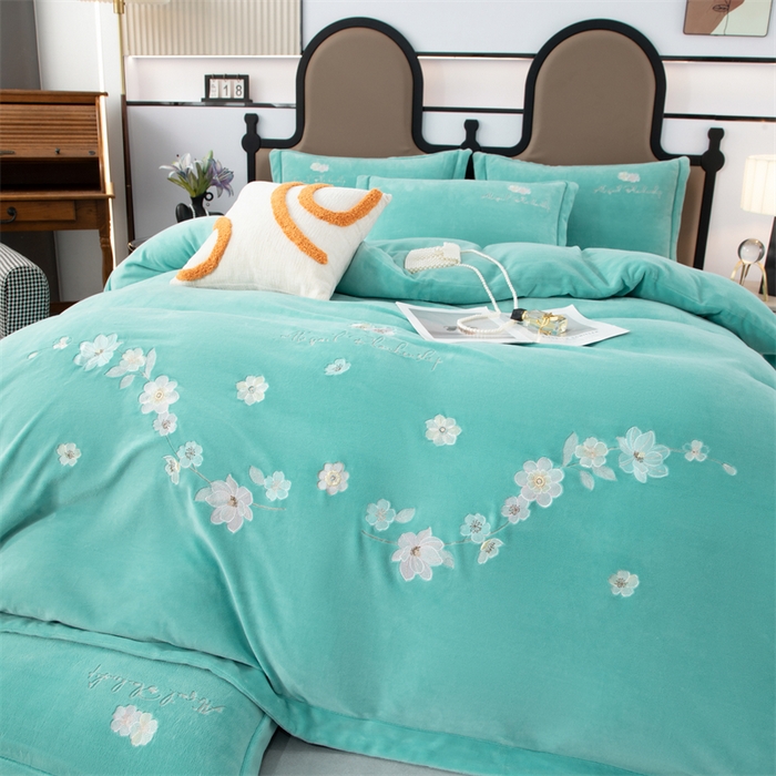 91家纺网 家纺一手货源 找家纺 优姿家纺 2025新款全消光10斤牛奶绒宽边绣花保暖四件套 花季-湖兰