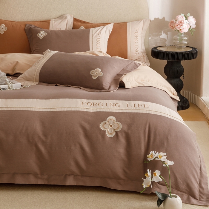 91家纺网 家纺一手货源 找家纺 艾莱家纺 2024新款A类长绒棉条纹提花加厚柔顺磨毛四件套--锦秋系列 锦秋-红咖色