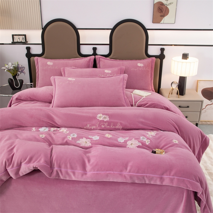 91家纺网 家纺一手货源 找家纺 优姿家纺 2025新款全消光10斤牛奶绒宽边绣花保暖四件套 花季-优雅紫