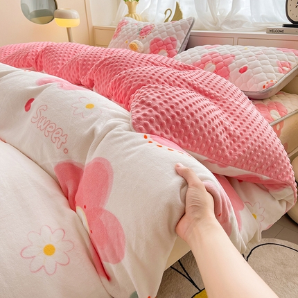 91家纺网 家纺一手货源 找家纺 （总）悦织语 2024新品加厚A面印花牛奶绒+B面牛奶绒豆豆单被套场景二