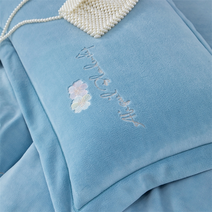 91家纺网 家纺一手货源 找家纺 优姿家纺 2025新款全消光10斤牛奶绒宽边绣花保暖四件套 花季-天空蓝