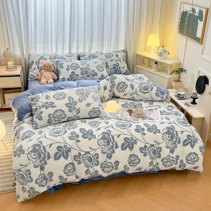 91家纺网 家纺一手货源 找家纺 绘萱家居 2025新款高克重雕花雕印纯色牛奶绒四件套双拼法莱绒珊瑚绒 爱意浓-蓝