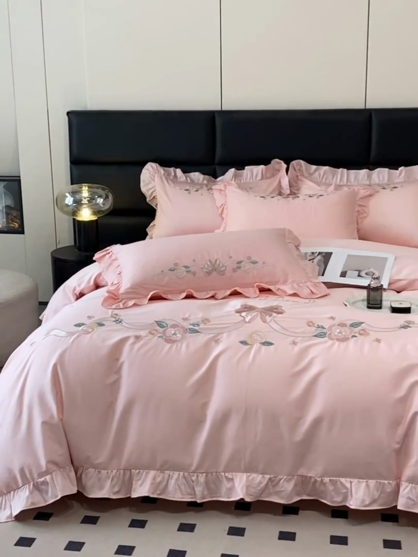 91家纺网 家纺一手货源 找家纺 金麦家纺 2024新款全棉刺绣花边系列四件套 梦蝶粉