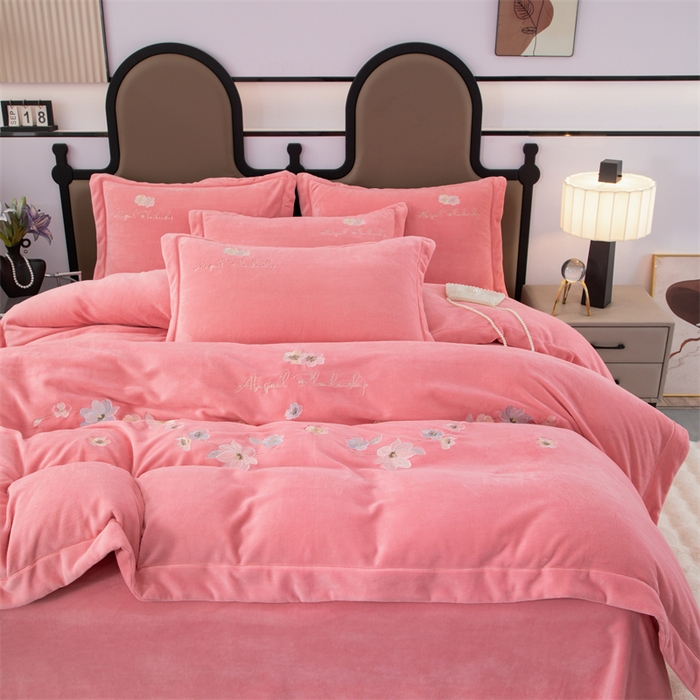 91家纺网 家纺一手货源 找家纺 优姿家纺 2025新款全消光10斤牛奶绒宽边绣花保暖四件套 花季-少女粉