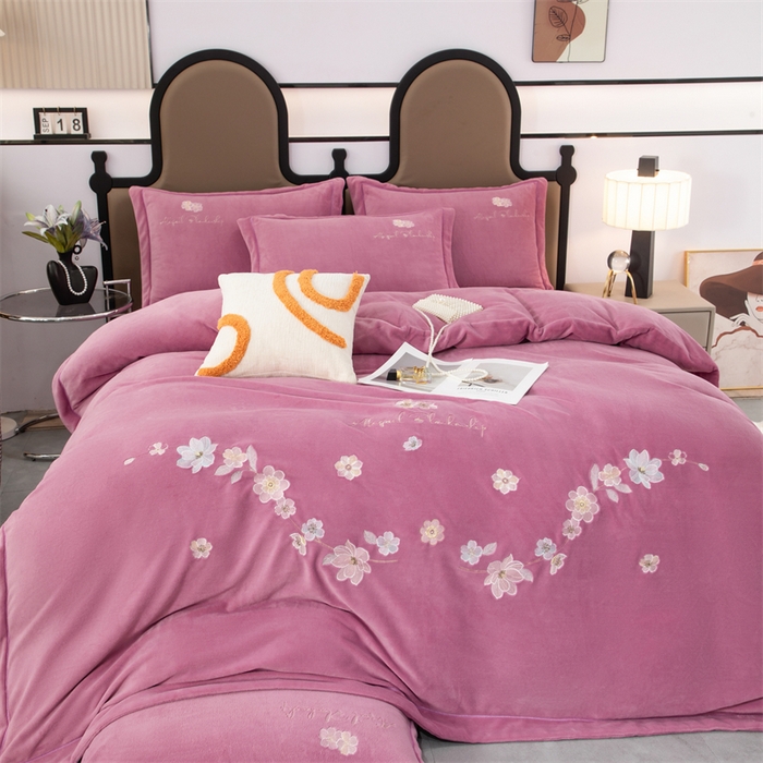 91家纺网 家纺一手货源 找家纺 优姿家纺 2025新款全消光10斤牛奶绒宽边绣花保暖四件套 花季-优雅紫