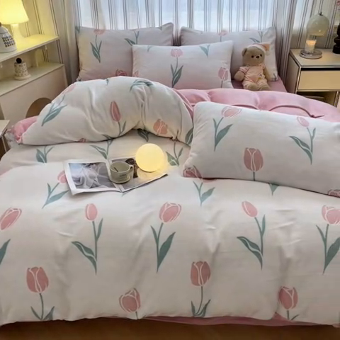 91家纺网 家纺一手货源 找家纺 绘萱家居 2025新款高克重雕花雕印纯色牛奶绒四件套双拼法莱绒珊瑚绒 雕印郁金香-粉