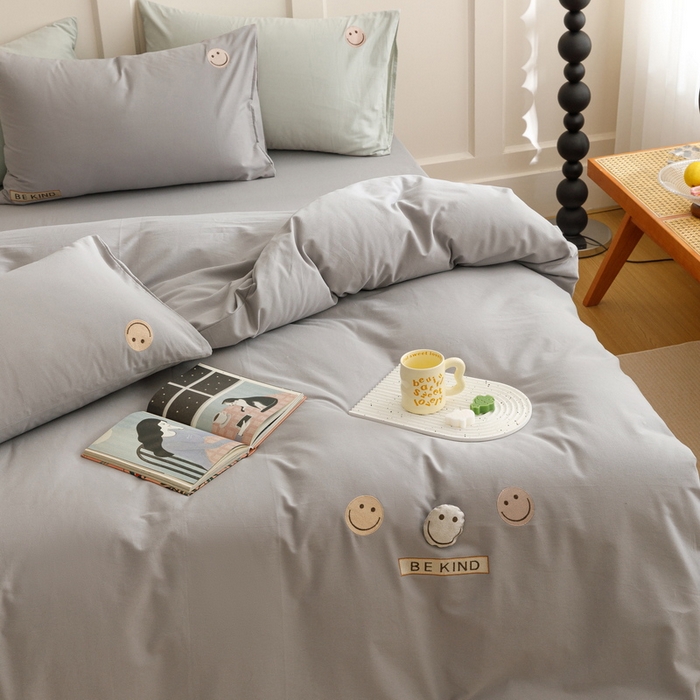 91家纺网 家纺一手货源 找家纺 艾莱家纺 2024新款全棉柔顺磨毛立体刺绣四件套--笑脸-星语 笑脸-灰色