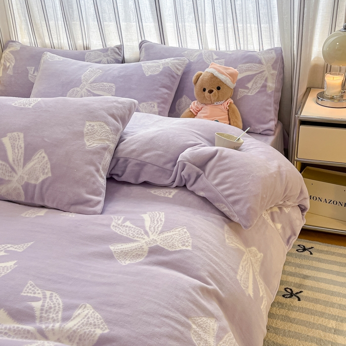 91家纺网 家纺一手货源 找家纺 绘萱家居 2025新款高克重雕花雕印纯色牛奶绒四件套双拼法莱绒珊瑚绒 蝴蝶公主