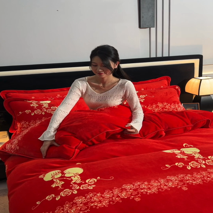 91家纺网 家纺一手货源 找家纺 佳品居 2025新款8斤床裙款牛奶绒四件套 山盟海誓