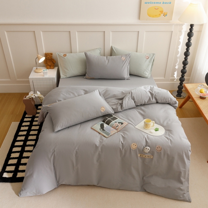 91家纺网 家纺一手货源 找家纺 艾莱家纺 2024新款全棉柔顺磨毛立体刺绣四件套--笑脸-星语 笑脸-灰色