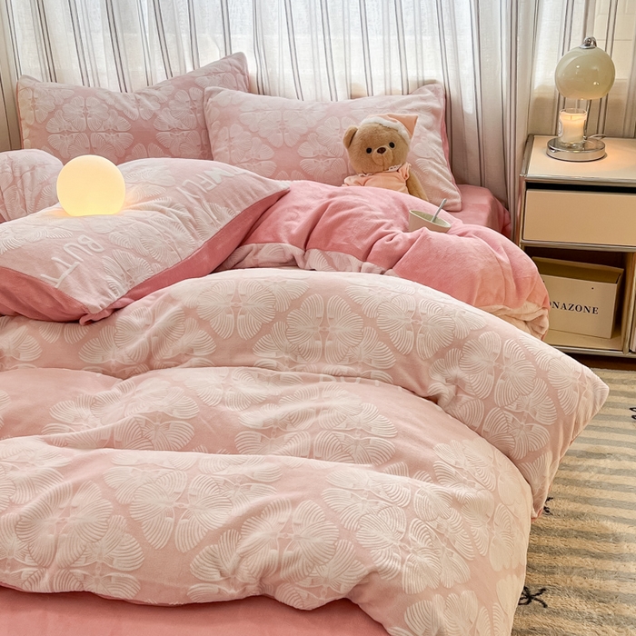 91家纺网 家纺一手货源 找家纺 绘萱家居 2025新款高克重雕花雕印纯色牛奶绒四件套双拼法莱绒珊瑚绒 雕印蝴蝶-浅粉