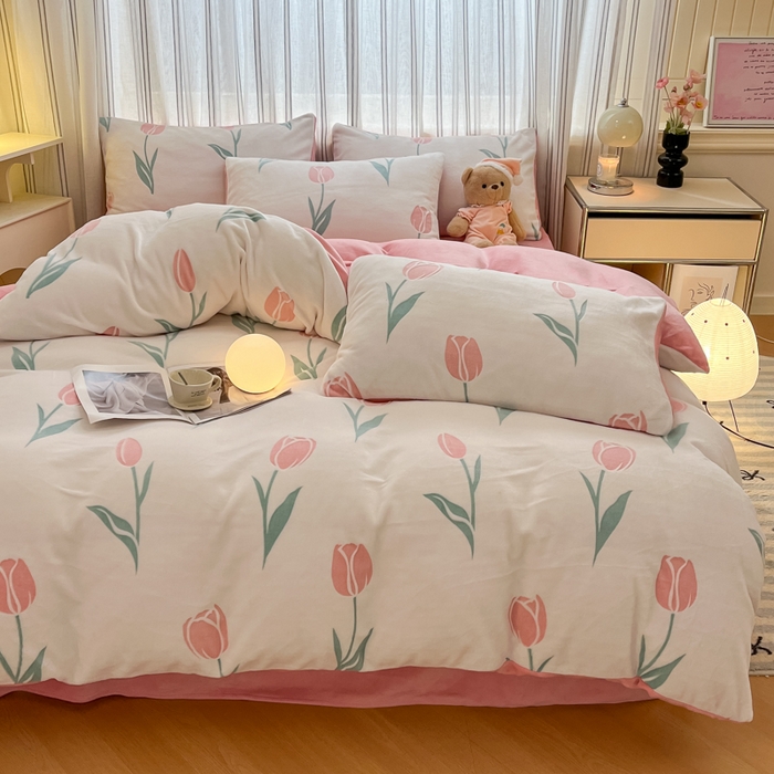 91家纺网 家纺一手货源 找家纺 绘萱家居 2025新款高克重雕花雕印纯色牛奶绒四件套双拼法莱绒珊瑚绒 雕印郁金香-粉