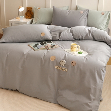 91家纺网 家纺一手货源 找家纺 艾莱家纺 2024新款全棉柔顺磨毛立体刺绣四件套--笑脸-星语 笑脸-灰色
