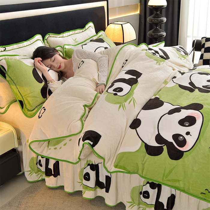 91家纺网 家纺一手货源 找家纺 佳品居 2025新款8斤床裙款牛奶绒四件套 呆萌熊猫