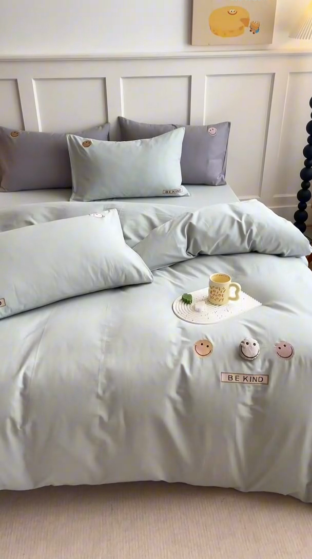 91家纺网 家纺一手货源 找家纺 艾莱家纺 2024新款全棉柔顺磨毛立体刺绣四件套--笑脸-星语 笑脸-绿色