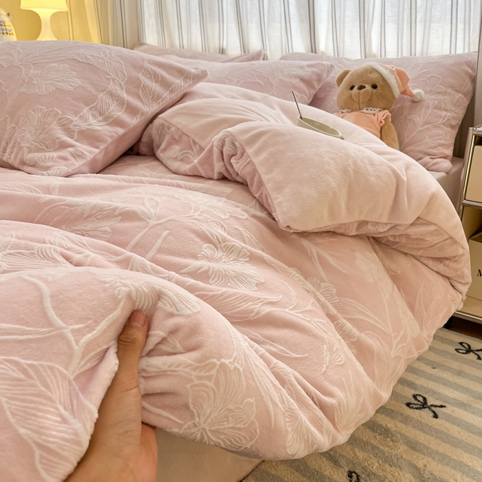 91家纺网 家纺一手货源 找家纺 绘萱家居 2025新款高克重雕花雕印纯色牛奶绒四件套双拼法莱绒珊瑚绒 花开-淡紫粉