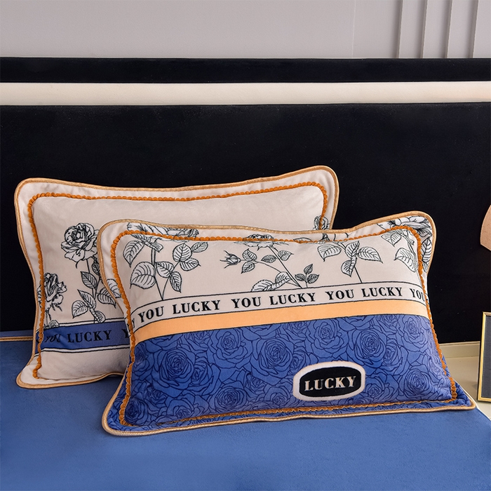 91家纺网 家纺一手货源 找家纺 佳品居 2025新款8斤床裙款牛奶绒四件套 花枝漫舞蓝