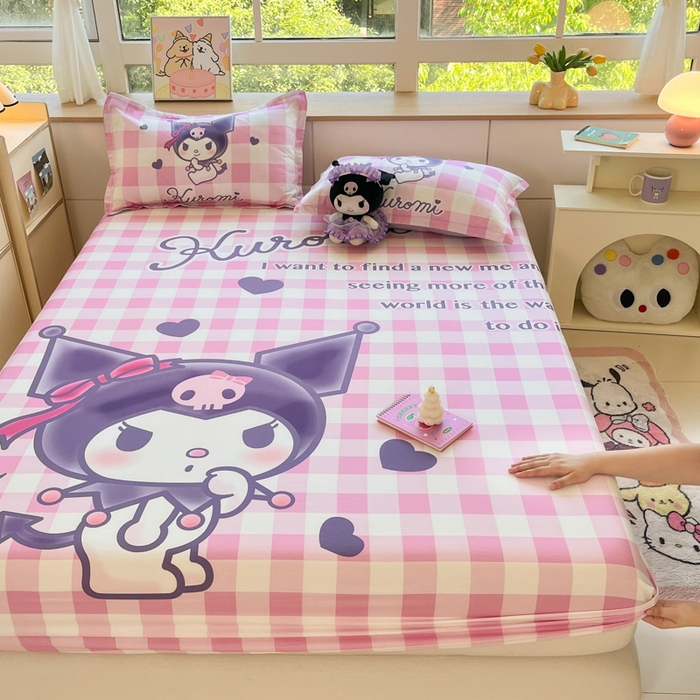 91家纺网 家纺一手货源 找家纺 博雅 2024新款三丽鸥全棉大版印花床笠系列 全棉大版-格子库洛米