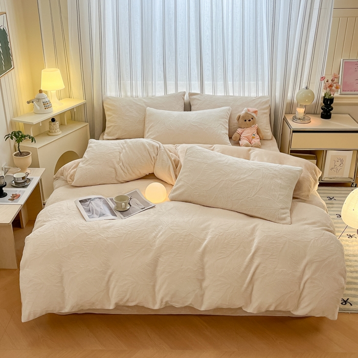 91家纺网 家纺一手货源 找家纺 绘萱家居 2025新款高克重雕花雕印纯色牛奶绒四件套双拼法莱绒珊瑚绒 芭蕉叶-奶白咖