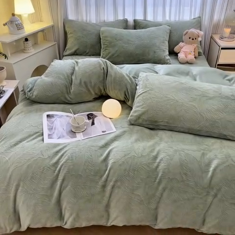91家纺网 家纺一手货源 找家纺 绘萱家居 2025新款高克重雕花雕印纯色牛奶绒四件套双拼法莱绒珊瑚绒 芭蕉叶-灰绿