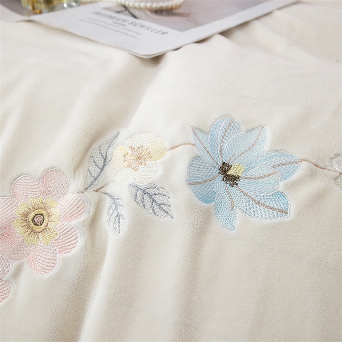 91家纺网 家纺一手货源 找家纺 优姿家纺 2025新款全消光10斤牛奶绒宽边绣花保暖四件套 花季-粉白