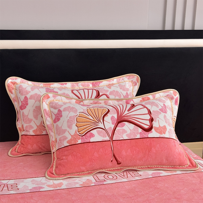 91家纺网 家纺一手货源 找家纺 佳品居 2025新款8斤床裙款牛奶绒四件套 叶语风情-粉