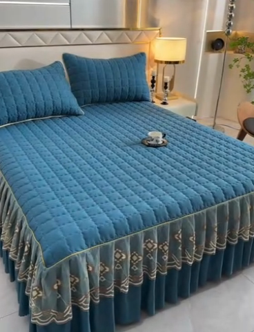 91家纺网 家纺一手货源 找家纺 艾裙海 2025新款90克磨毛夹棉绗缝床裙 宝蓝色