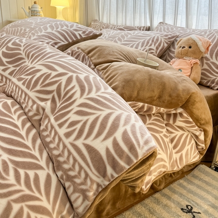 91家纺网 家纺一手货源 找家纺 （总）绘萱家居 2025新款高克重雕花雕印纯色牛奶绒四件套双拼法莱绒珊瑚绒