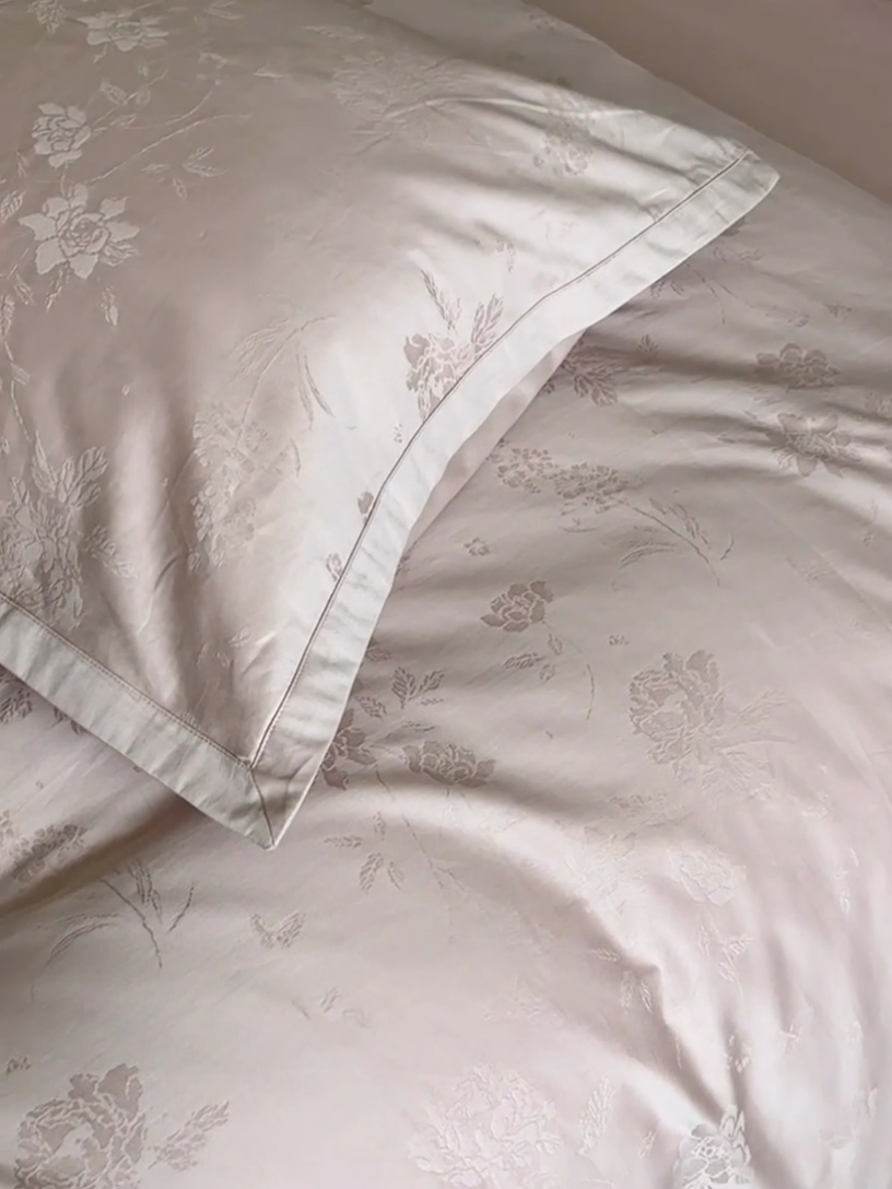 91家纺网 家纺一手货源 找家纺 鹿班家居 2024新款100支长绒棉精致提花系列四件套-蜜语满屋 蜜语满屋-粉色