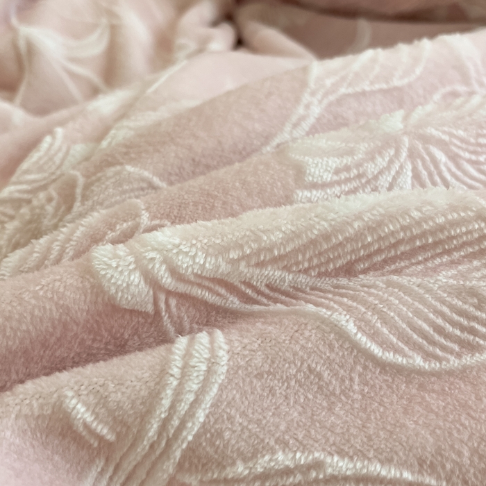 91家纺网 家纺一手货源 找家纺 绘萱家居 2025新款高克重雕花雕印纯色牛奶绒四件套双拼法莱绒珊瑚绒 花开-淡紫粉