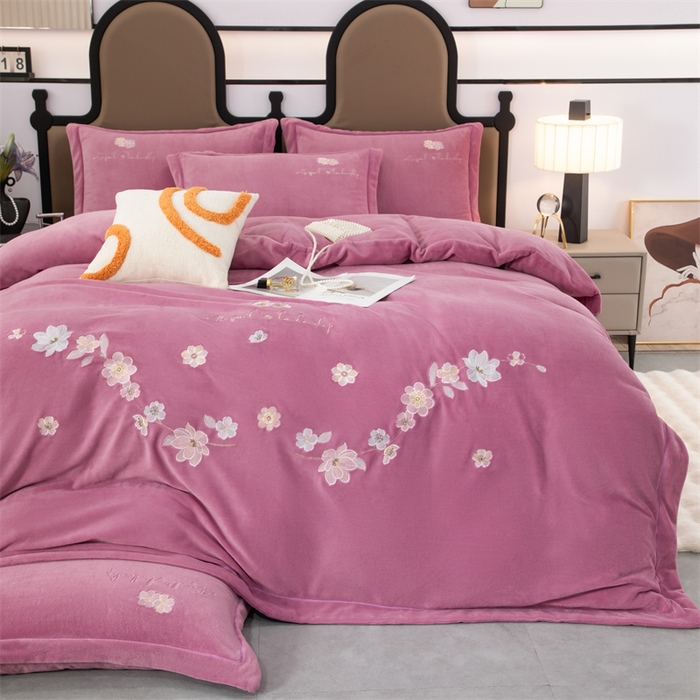 91家纺网 家纺一手货源 找家纺 优姿家纺 2025新款全消光10斤牛奶绒宽边绣花保暖四件套 花季-优雅紫