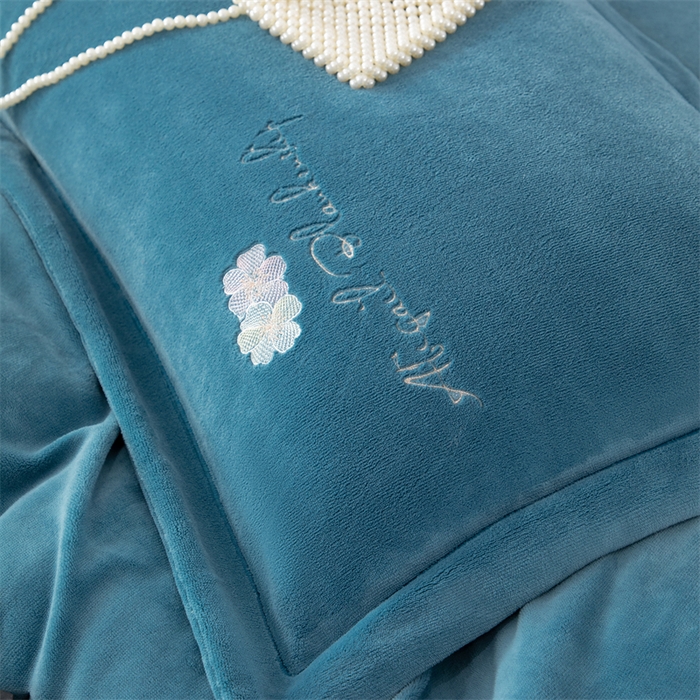 91家纺网 家纺一手货源 找家纺 优姿家纺 2025新款全消光10斤牛奶绒宽边绣花保暖四件套 花季-宝石蓝