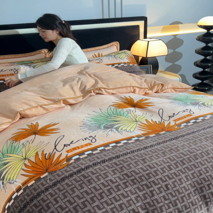 91家纺网 家纺一手货源 找家纺 佳品居 2025新款8斤床裙款牛奶绒四件套 秋意浓