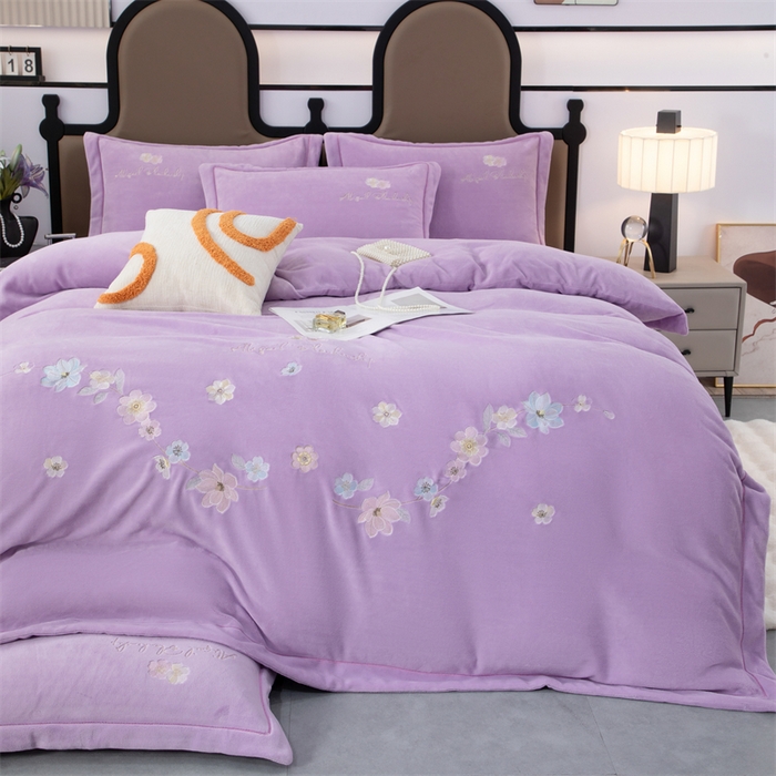 91家纺网 家纺一手货源 找家纺 优姿家纺 2025新款全消光10斤牛奶绒宽边绣花保暖四件套 花季-千代紫