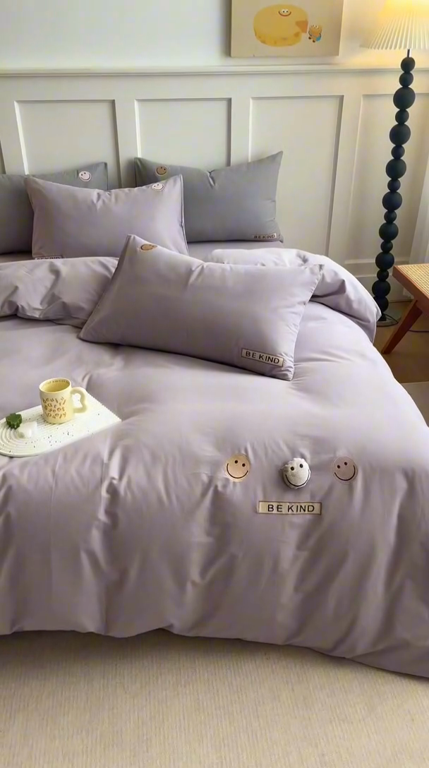 91家纺网 家纺一手货源 找家纺 艾莱家纺 2024新款全棉柔顺磨毛立体刺绣四件套--笑脸-星语 笑脸-灰色