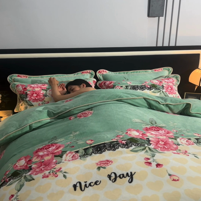 91家纺网 家纺一手货源 找家纺 佳品居 2025新款8斤床裙款牛奶绒四件套 曼妙花语