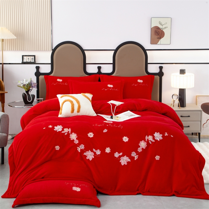 91家纺网 家纺一手货源 找家纺 优姿家纺 2025新款全消光10斤牛奶绒宽边绣花保暖四件套 花季-大红