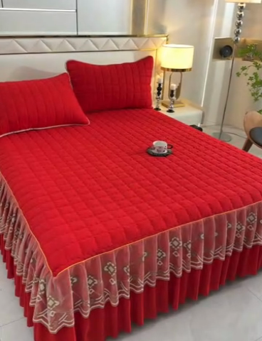 91家纺网 家纺一手货源 找家纺 艾裙海 2025新款90克磨毛夹棉绗缝床裙 大红色