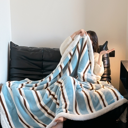 91家纺网 家纺一手货源 找家纺 （总）桃喜 2024新款牛奶绒羊羔绒条纹系列盖绒毛毯午休毯多功能毛毯-场景二