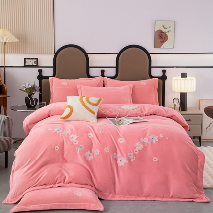 91家纺网 家纺一手货源 找家纺 优姿家纺 2025新款全消光10斤牛奶绒宽边绣花保暖四件套 花季-少女粉