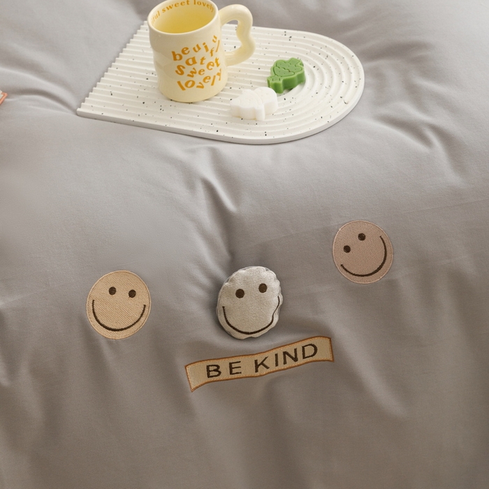 91家纺网 家纺一手货源 找家纺 艾莱家纺 2024新款全棉柔顺磨毛立体刺绣四件套--笑脸-星语 笑脸-灰色