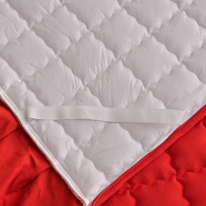 91家纺网 家纺一手货源 找家纺 艾裙海 2025新款90克磨毛夹棉绗缝床裙 大红色